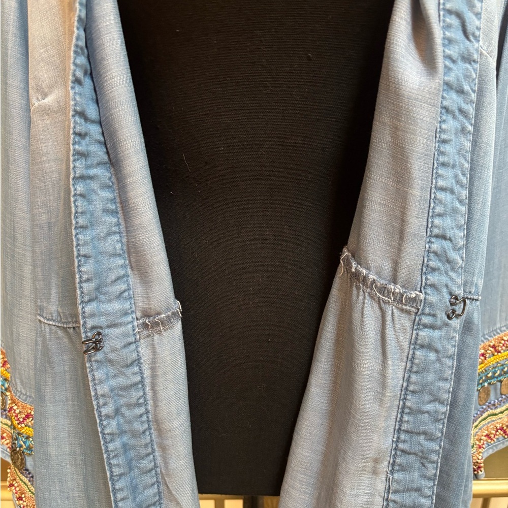 CHICOS BOHO LIGHTWASH BLUE CHAMBRAY JACKET EMBROIDERED RUFFLE PEPLUM STYLE SZ 16 - Picture 6 of 9